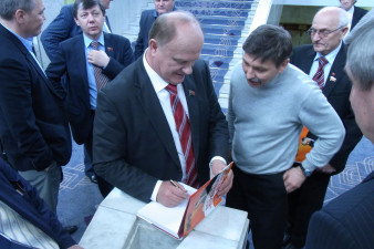 О. Ларионов и Г. Зюганов на столетии газеты «Правда»